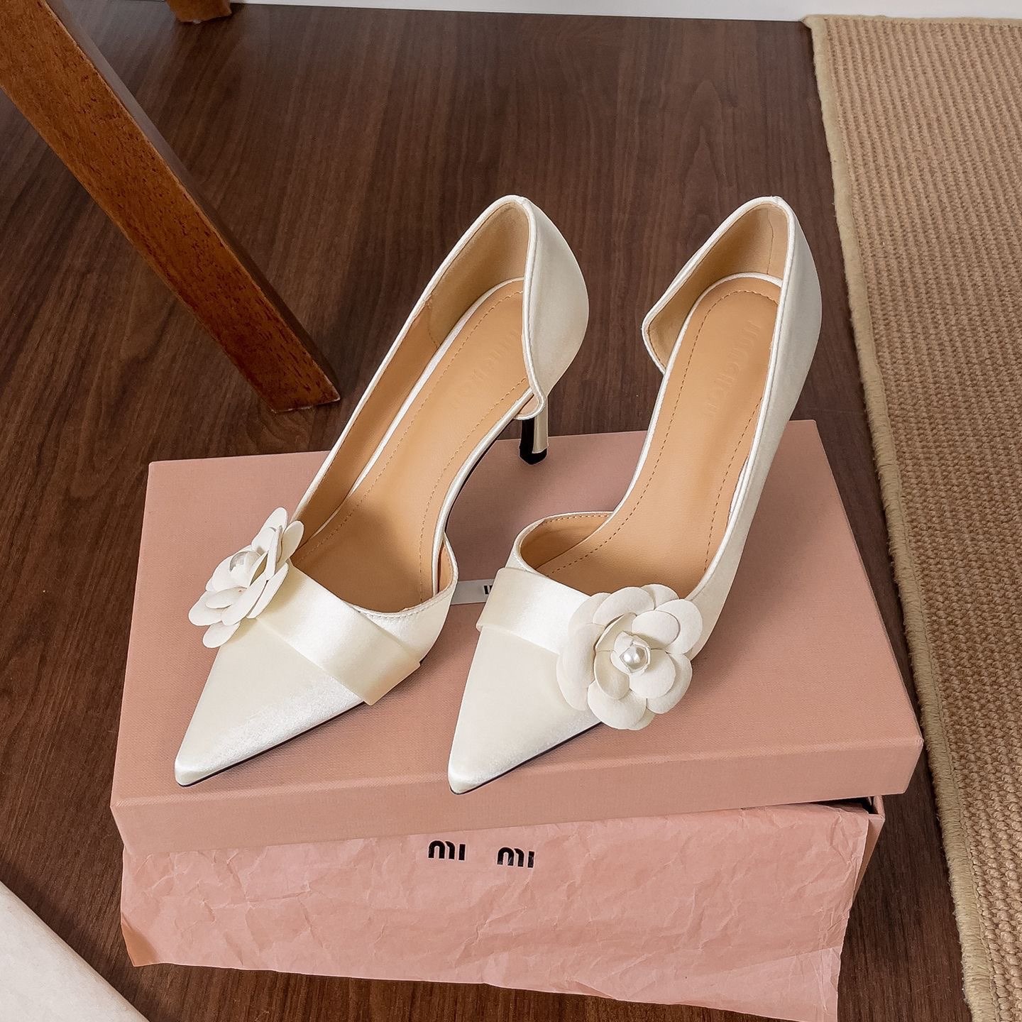 Formal Women Daily Wear Footwear - รองเท้าส้นเข็มปลายแหลมผ้าซาตินประดับมุก ลายดอกไม้ ส้นบาง สวมใส่สบาย เหมาะสำหรับงานแต่งงาน งานเลี้ยง