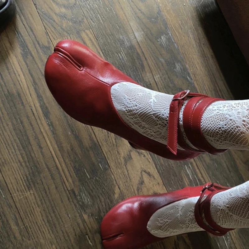 Vintage Women'S Formal Wear - รองเท้าส้นสูงแบบสวมเปิดนิ้วเท้า ดีไซน์แบรนด์เนม หนังสีแดง สายรัดแบบหัวเข็มขัด ทรงกลม ส้นหนา