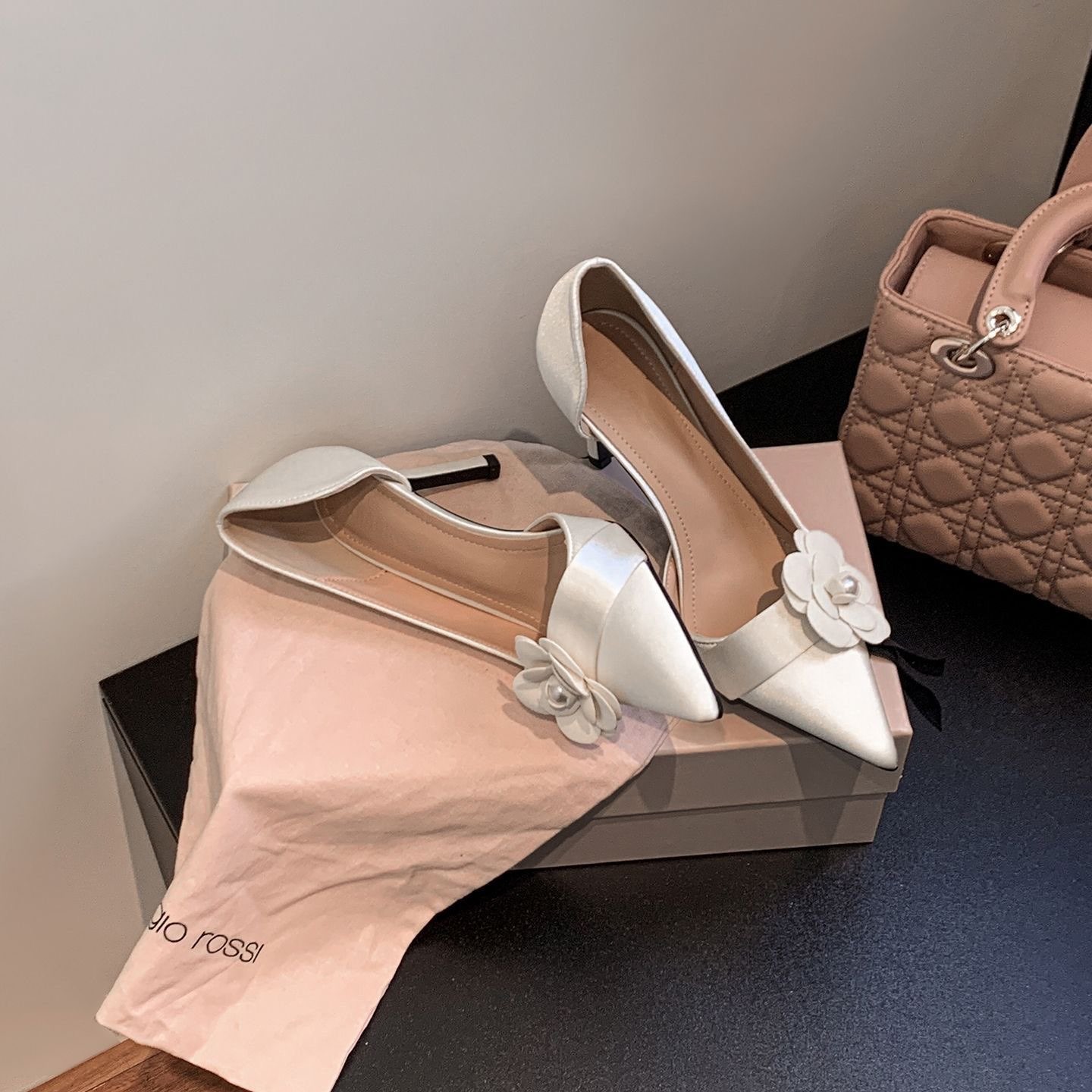 รองเท้าส้นเข็มปลายแหลมผ้าซาติน - Formal Women Daily Wear Footwear บทวิจารณ์และราคา